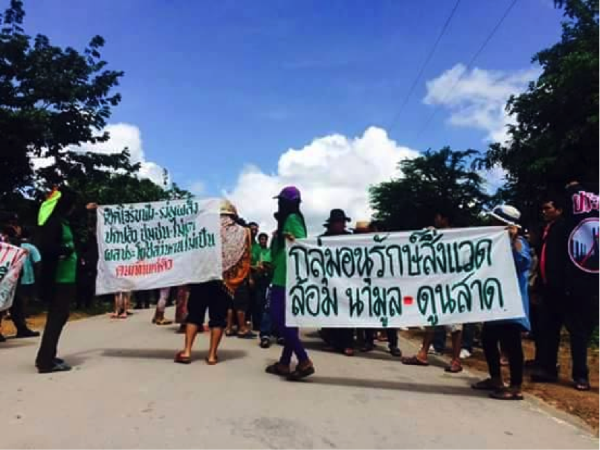 Narongchai Akrasanee, Thailand’s Minister of Energy, visits a potential petroleum-drilling site in Kalasin province. A group of villagers protesting the project attempted to deliver a demand letter to the Minister, but were stopped by the military.