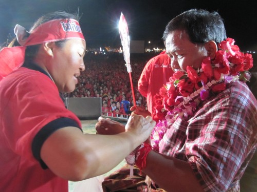 Kwanchai Sarakham receives a bracelet from a fan. Photo credit: Lukas Winfield