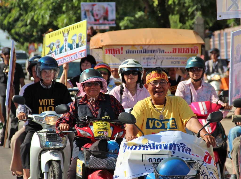 "Vote No" motorbikers lead the way on Klang Muang Road.