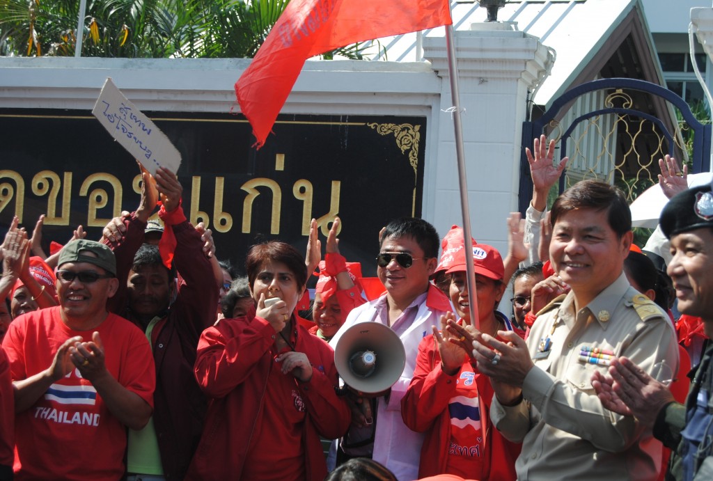 Ms. Sabina Zar and Khon Kaen Governor Somsak Suwansujarit make agreement to pass red shirt support to Prime Minister Yingluck.