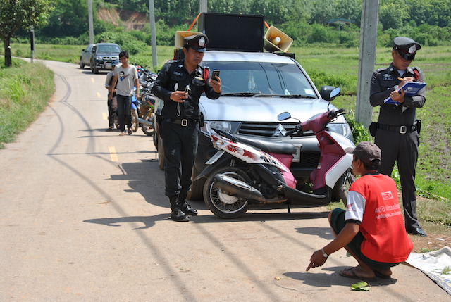 On the night of May 15, 300 armed men allegedly beat and bound forty villagers in Na Nong Bong community in Khao Luang district of Loei province. On the morning of the May 17, police came for the initial investigation of the attack on the community and Tungkum Ltd. mining site.