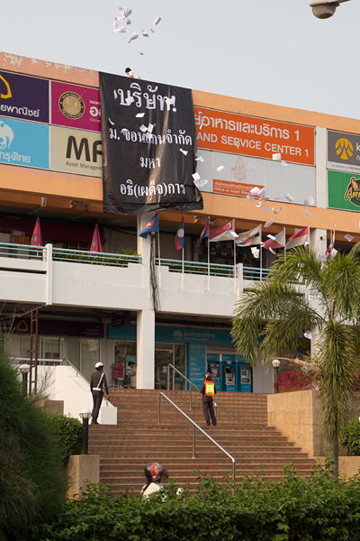 On April 8, a student activist rolled out a protest banner from the roof of KKU's “Complex” (Food and Service Center 1) and distributed pamphlets in opposition to the planned privatization of the university. Photo credit: Jeremy Starn