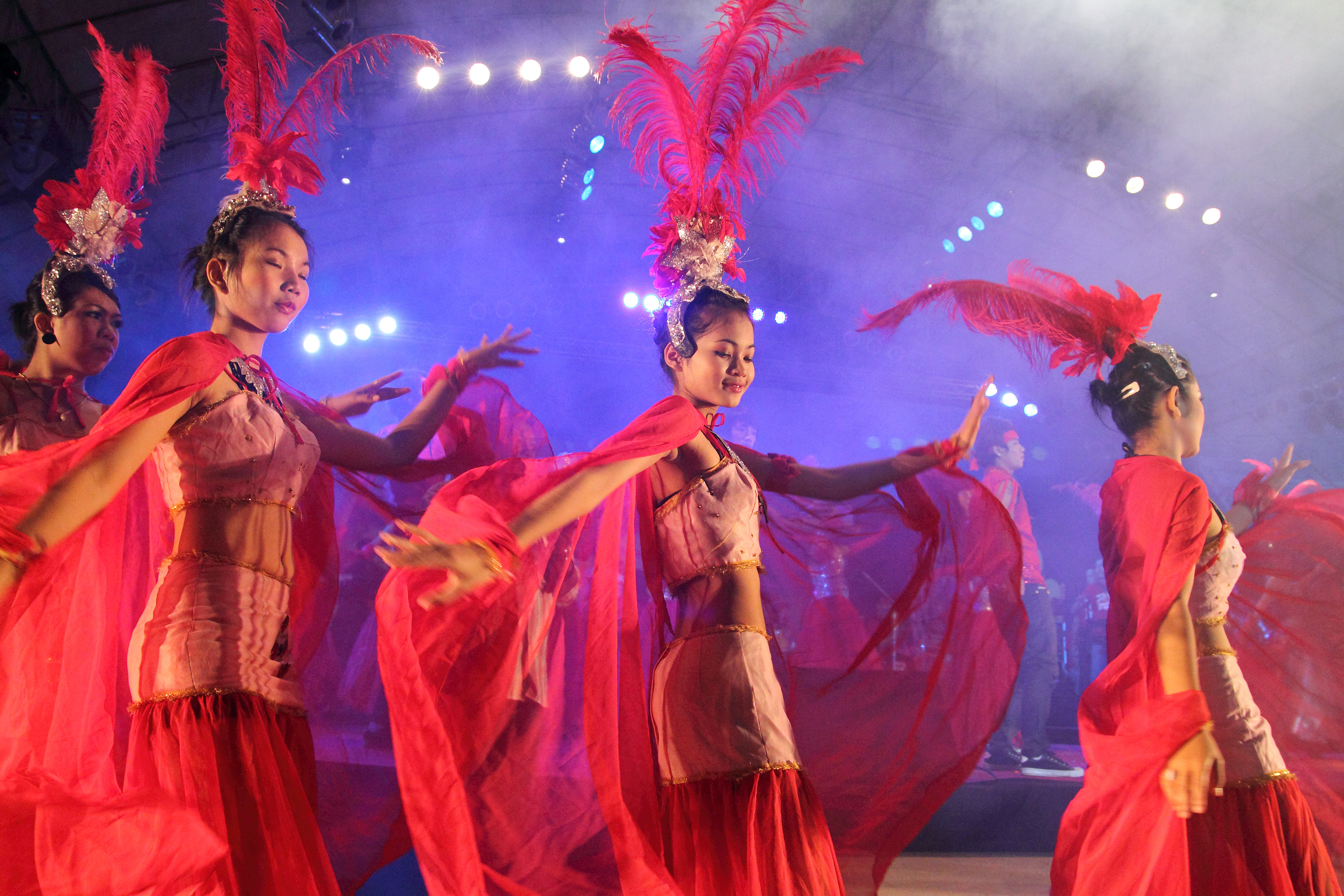 Red Shirt luk thung singers in a hang khruang ("dancing revue") in Khao Yai in November 2009. Photo credit: Nick Nostitz/Agentur Focus
