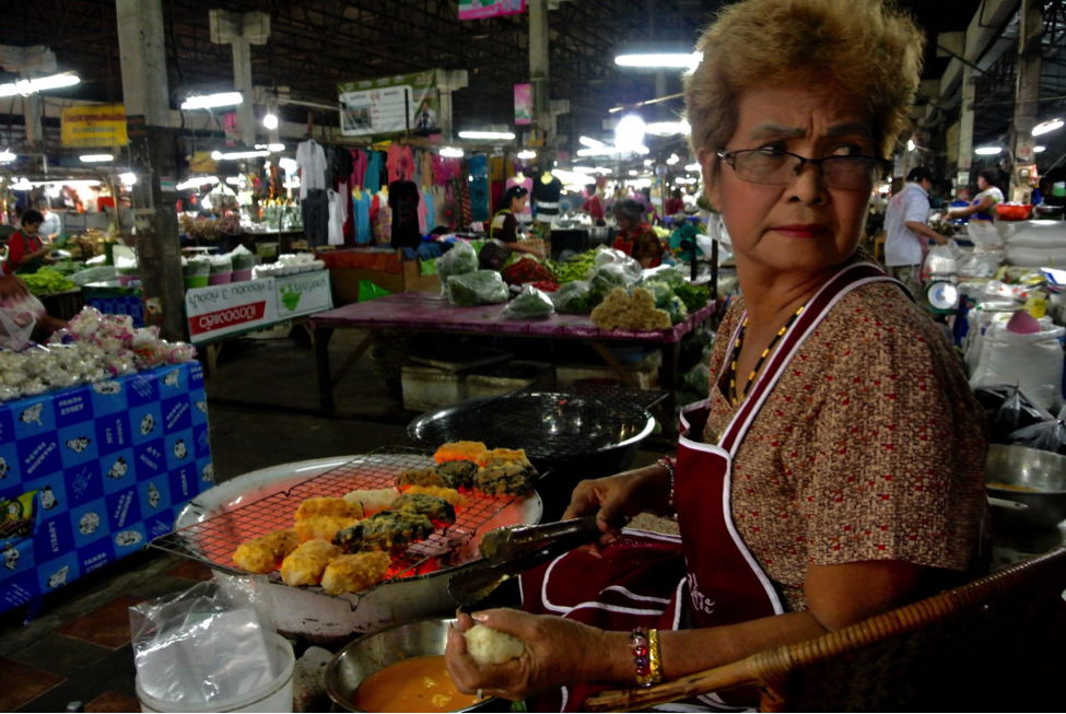 รายได้ครัวเรือนในภาคอีสานต่ำสุดในประเทศไทย ซึ่งทำให้รายได้ที่ลดลงมีผลกระทบอย่างมาก รูปด้านบน: คุณนวรัตน์ ทัพบุญ วัย 72 ปี