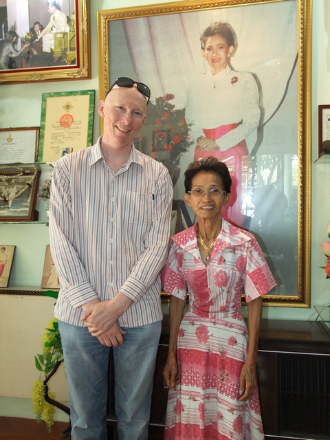 James Mitchell with Phongsri Woranut, a female luk thung superstar of the 1960s and '70s. Phongsri became known for her involvement in the genre of phleng kae ("dueling songs").