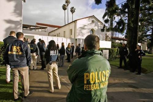 US Federal Law Enforcement Officers raid the Bowers Museum in Santa Ana, California in January 2008. Photo credit: LA Times/ Ban Chiang Project / Iseaarchaeology.org 
