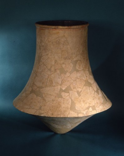A tall white hyperbolic carinated vessel from the Middle Period at Ban Chiang, circa 800~400 B.C. Photo credit: Ban Chiang Project / Iseaarchaeology.org