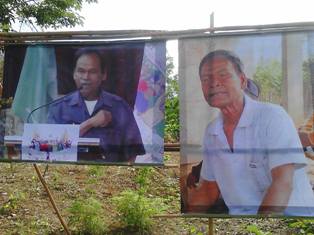 รูปพ่อเด่น คำแหล้ ติดอยู่ที่ชุมชนโคกยาว ในวันครบการหายไปของพ่อเด่น 2 เดือน 