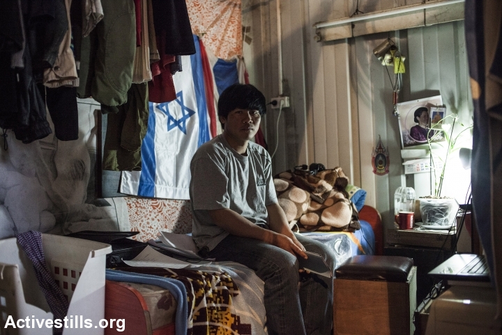 คนงานเกษตรกรรมชาวไทยคนหนึ่งในที่พักที่โมชาฟ ยาเวตซ์ ประเทศอิสราเอล รถคาราวานขนาดเล็กประกอบด้วย 8 ห้องนอน กั้นด้วยผ้าม่านและตู้เสื้อผ้า ภาพ: Shiraz Grinbaum / Activestills.org